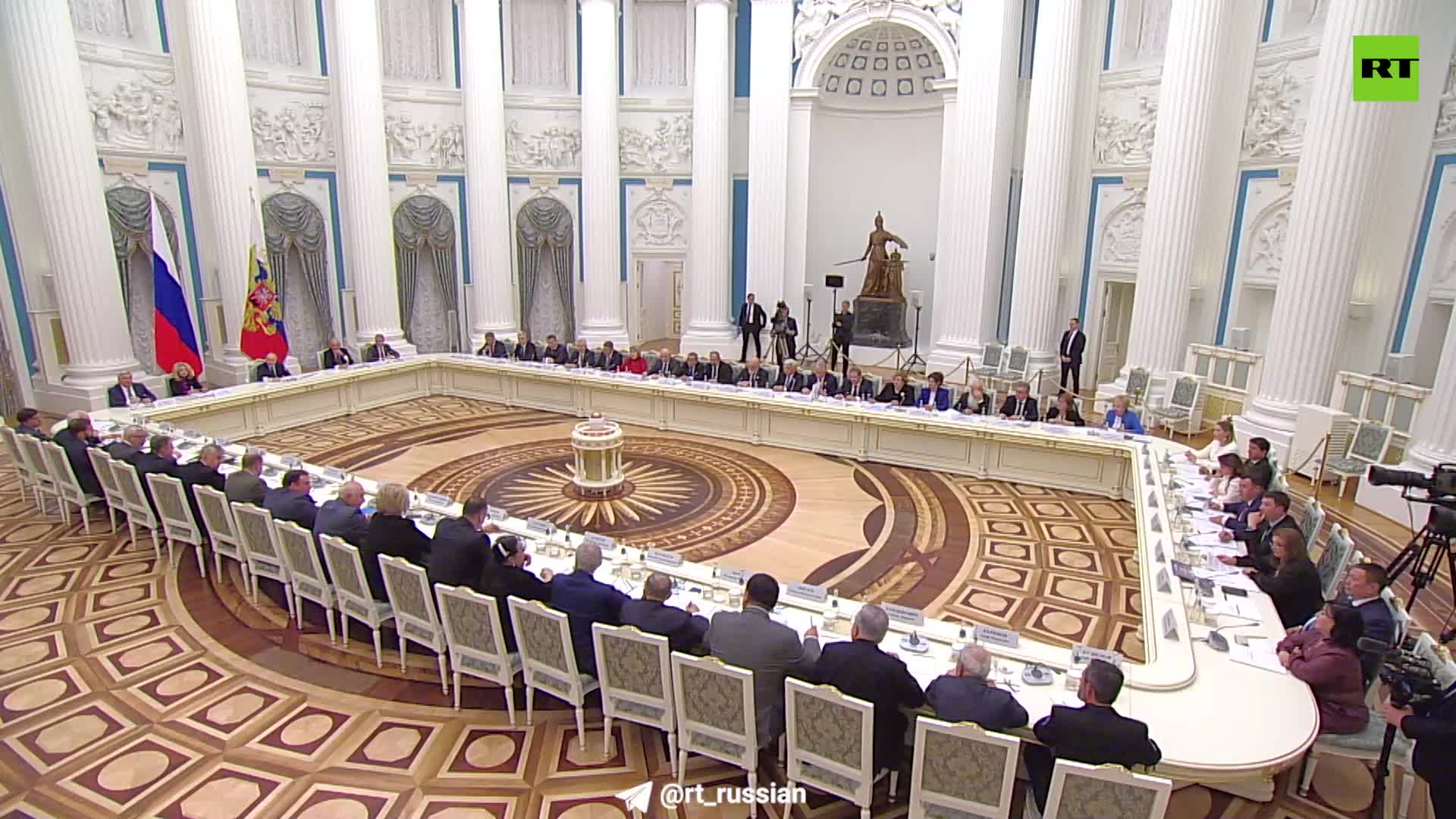 Путин поддержал предложения Гусарова по развитию проекта RT Док