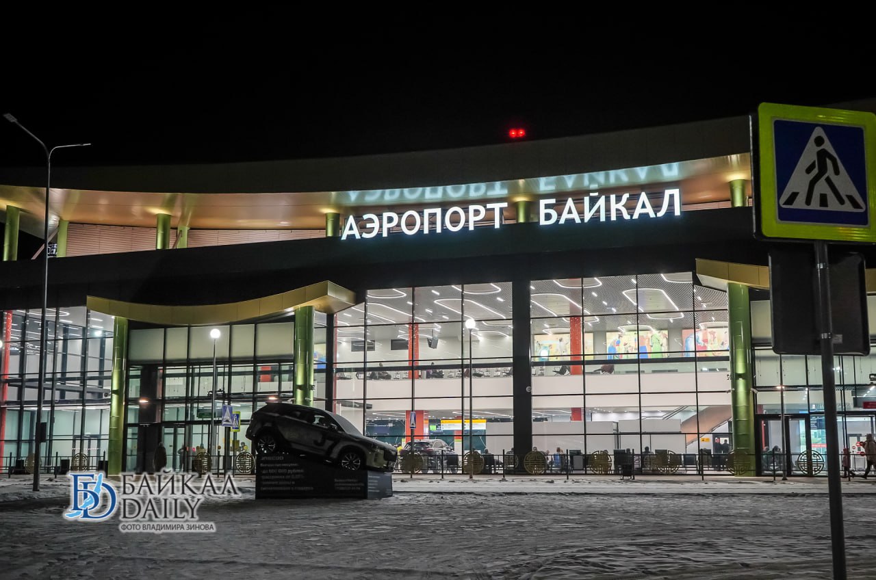 В Улан Удэ сняли с рейса пьяного мужчину При посадке на борт самолёта вылетавшего в Иркутск мужчина вёл себя агрессивно ругался матом При этом игнорировал замечания других пассажиров и бортпроводников Вместо Иркутска мужчина попал в дежурную часть где на него составили несколько административных протоколов