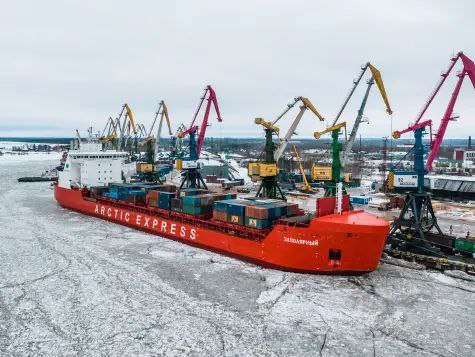 Архангельск станет воротами в Арктику    В регионе стартовал стратегический проект — строительство нового глубоководного района морского порта Архангельск. Он даст мощный импульс развитию всей Арктической агломерации и кратно увеличит грузопоток по Севморпути.    Инициатива поддержана на федеральном уровне, ключевой партнёр — госкорпорация «Росатом». Главное преимущество порта — круглогодичный выход в Мировой океан.    Проект включает мультимодальную логистику: грузы формируются от Ленинградской до Самарской области, от Карелии и Коми до Татарстана и Пермского края.    При устойчивых ставках ледокольной проводки маршрут через Архангельск становится выгоднее других — и для СЗФО, и для центра России.    Это даст российским верфям заказы, создаст рабочие места, ускорит развитие судостроения и ремонта, включая предприятия Архангельской области.  Источник  С любовью к Арктике,