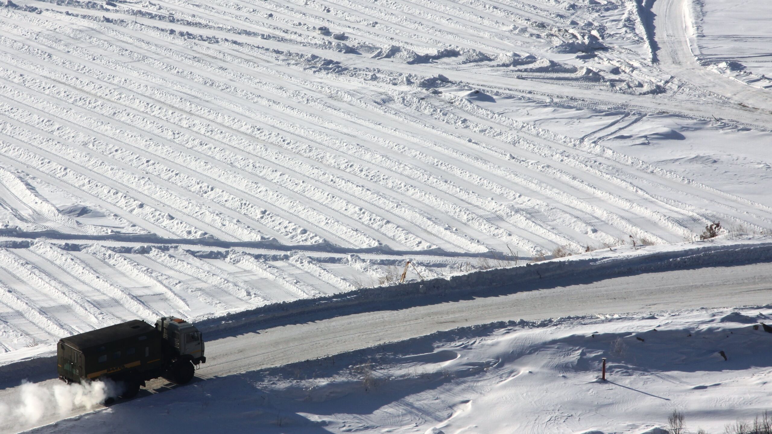 Бензовоз с топливом провалился на ледовой переправе в Мезенском округе Архангельской области водитель жив угрозы загрязнения окружающей среды нет сообщили в региональном ГУ МЧС Инцидент произошел поздно вечером в понедельник На 344 м километре автодороги Архангельск Белогорский Пинега Мезень под лёд провалился автомобиль Камаз бензовоз принадлежащий индивидуальному предпринимателю Транспортное средство было загружено топливом АИ 92 объёмом 10 м³ сообщили в МЧС Как уточнили в ведомстве толщина льда в этом месте около 15 сантиметров Переправа была официально открыта только для пешеходов Выезд транспорта запрещён Водитель нарушил требования безопасности пострадавших нет лишь по счастливой случайности уточнили в МЧС Угрозы загрязнения нет топливо сегодня откачают сообщили РИА Новости в пресс службе ведомства Действие пешеходной ледовой переправы временно приостановлено до восстановления Работы по стабилизации автомобиля будут проводиться силами собственника