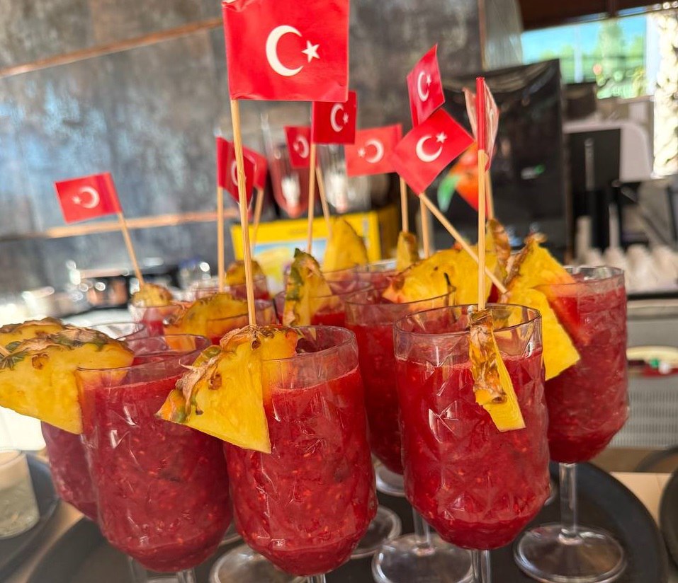 Турция не планирует отказываться от системы все включено Источник РИА Новости в турецком туристическом секторе пояснил что планов по отказу от системы все включено пока не существует Власти опасаются что введение меры в том числе повлечет за собой отток российских туристов в другие страны Ранее президент Ассоциации малых отельеров Турции Эртан Устаоглу заявил что существование системы все включено в отелях Турции привело к тому что туристы почти не выходят из отелей и постоянно едят что вредно как для их здоровья так и для раскрытия туристического потенциала страны Путешественникам предлагается выбирать только нужные им опции Вам нравится система всё включено нет она очень сильно ограничивает потенциал страны и делает отдых однообразным меня устраивает возможность спокойного отдыха где тебе не надо беспокоиться о завтраке обеде ужине турция общество туризм