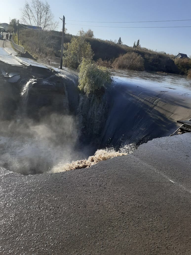 Дамбу в селе Шелаболиха в Алтайском крае смыло огромным количеством воды, накопившейся за дождливое лето.  В населенном пункте разрушена дорога, сообщил глава района Александр Шушунов. ЧП находится на контроле в правительстве края.  Видео из сети, фото Александра Шушунова    Подписаться   Прислать новость   Зеркало