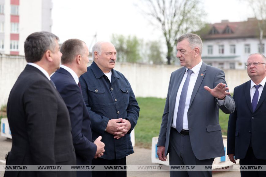 Лукашенко об агросервисе в Шклове: вся страна будет копировать этот опыт "Почему начинаем со Шкловского района реанимацию, восстановление - потому что я знаю здесь каждый метр. Вся страна будет копировать этот опыт. Не может район развиваться без этой базы", - подчеркнул белорусский лидер. На объекте ведется масштабная реконструкция. Старые здания сносят, чтобы на их месте уже к ноябрю текущего года создать современные комфортные условия для ремонта и обслуживания широкого спектра сельскохозяйственной техники и оборудования. #Президент