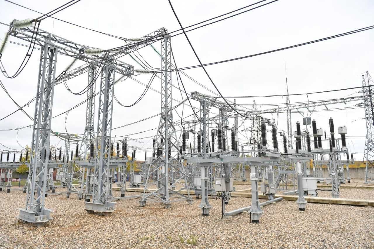 Энергетики модернизировали крупный питающий центр на юго востоке Подмосковья На подстанции 220 кВ в Коломне завершилась масштабная реконструкция Проект стоимостью около 600 млн рублей позволил  повысить надежность электроснабжения потребителей в самом городе а также в Воскресенске Егорьевске Шатуре и других населенных пунктах юго востока Подмосковья  обеспечить бесперебойную выдачу мощности Шатурской ГРЭС в Московскую энергосистему Специалисты филиала Россети МЭС Центра установили семь комплектов высоконадежных элегазовых выключателей и 25 комплектов разъединителей 220 кВ заменили щиты постоянного тока и собственных нужд подстанции для измерения параметров сети смонтировали шесть комплектов трансформаторов тока 220 кВ и четыре комплекта трансформаторов напряжения 110 220 кВ Все новое оборудование произведено в России и управляется в дистанционном режиме Усиление схемы электроснабжения Подмосковья одна из приоритетных задач которую сейчас решают Россети Работы реализуются в соответствии с соглашением заключенным в 2024 году Минэнерго России Правительством Москвы и Правительством Московской области в рамках поручения Президента России В магистральном комплексе помимо масштабных модернизационных проектов планируется строительство новых подстанций 500 кВ и 750 кВ