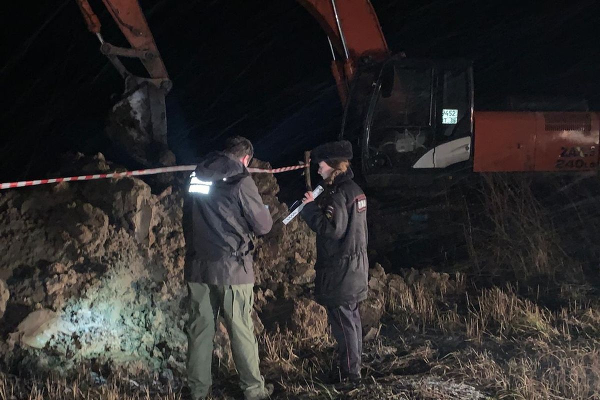 В Вологодской области в траншее газопровода рабочего насмерть засыпало землей  По версии следствия, смертельная трагедия произошла днем 22 ноября между деревнями Аристово и Бахарево Великоустюгского округа. Двое работников подрядной организации выполняли земляные работы для обследования трубы строящегося газопровода. Во время работ молодой человек упал в вырытую траншею глубиной 1,9 метра, где его засыпало обрушившимся грунтом.  Напарник пострадавшего сразу же сообщил о случившемся руководству и начал откапывать своего коллегу. Однако мужчина был найден уже мертвым.