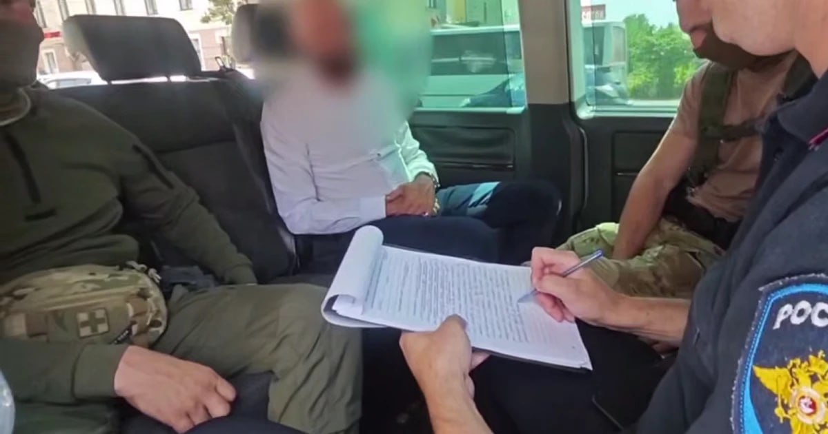 Мошенники пытались обмануть вдову под предлогом эвакуации тела погибшего мужа В Краснодаре оперативники предотвратили мошенничество, в ходе которого 41-летний местный житель обманул вдову военнослужащего, предложив помощь в эвакуации тела её погибшего мужа из зоны СВО. Мужчина требовал за свои услуги 7 млн рублей, однако в процессе переговоров снизил сумму до 2 млн. После передачи денег на парковке в Краснодаре злоумышленник был задержан сотрудниками УУР ГУ МВД России по краю при поддержке бойцов Росгвардии. Во время задержания он оказал сопротивление. В автомобиле задержанного были обнаружены похищенные деньги, капсулы с прегабалином, макет автомата Калашникова и гранаты. В инциденте усматриваются признаки мошенничества. Он арестован, в настоящее время проводится расследование. пресс-служба ГУ МВД по Краснодарскому краю /фото/видео для публикации или заказать рекламу: «Утренний Юг»