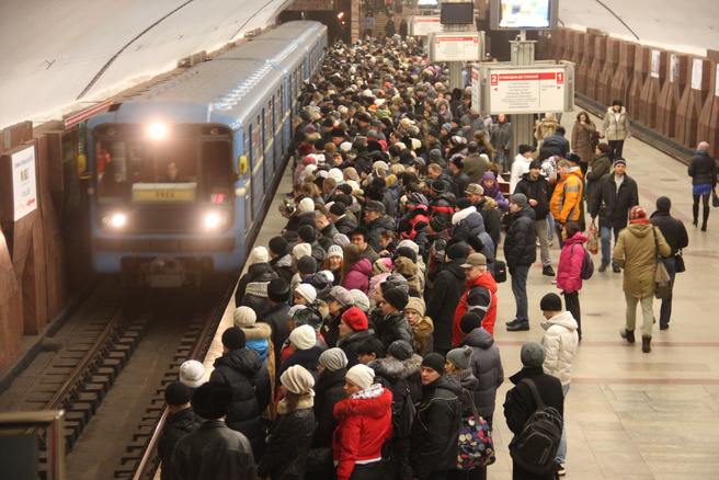 В Новосибирске строительство первого этапа по продлению Дзержинской линии метро обойдется в 2,9 миллиарда рублей. Информация об этом появилась на сайте Госзакупок.  За проектно-сметную документацию власти города заплатят 133,6 миллиона рублей. Победитель аукциона должен разработать проект продления линии метро от станции «Золотая Нива» до «Березовой рощи». Участок протяженностью 528 метров построят за два миллиарда 908 миллионов рублей.  Подрядчика на проектную документацию выберут после 14 января 2025 года. Все работы должны завершить в течение 300 дней со дня заключения контракта.  #новосибирск