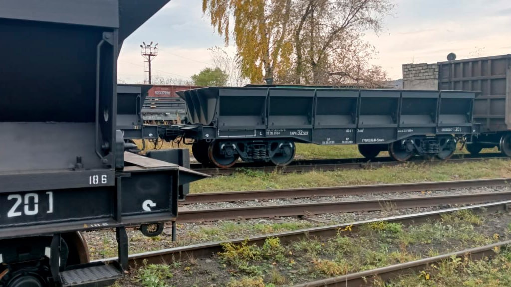 В Ростехе создали инновационные вагоны для перевозки горячего чугуна.  Наш концерн УВЗ впервые поставил крупнейшему металлургическому предприятию России партию вагонов-платформ для перевозки слитков горячего чугуна и других металлургических грузов. Вагоны способны перевозить чушковый чугун температурой 400 градусов по Цельсию.  Изделия, созданные Уральским конструкторским бюро вагоностроения  УКБВ, входит в УВЗ , обеспечивают непрерывность металлургического производства, так как не нужно ждать пока чугун полностью остынет. Горячие слитки загружаются в вагоны и отправляются в производственные цеха для дальнейшей обработки. Помимо этого новые образцы имеют большую грузоподъемность по сравнению с аналогами.  Фото: УКБВ