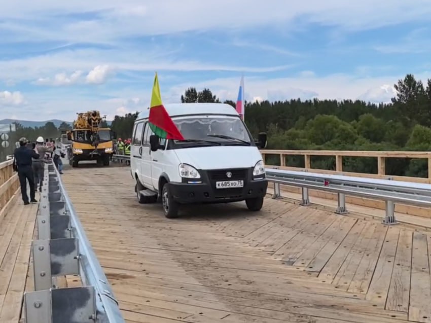 Единственный мост, который соединял Тэрэпхен с "большой землей", восстановили в Забайкалье   Новый мост через реку Хилок на дороге Бада — Тэрэпхен открыли в Забайкалье. Ранее мост пострадал во время ледохода в апреле прошлого года — это единственная переправа, соединяющая село Тэрэпхен с другими населенными пунктами Хилокского округа.    После обращений жителей к президенту России Владимиру Путину по его поручению для временного сообщения силами Минобороны был установлен понтонный мост. Была разработана проекта-сметная документация и в июле прошлого года заключён контракт на 113,9 млн рублей с ООО "СтройТехСнаб". Строительство завершилось 31 июля 2025 года.    В ходе работ заменили деревянные опоры на буронабивные сваи, установили и забетонировали ригели крайних опор, смонтировали металлические пролеты, провели отсыпку подходов скальным грунтом. Также обустроили деревянный настил с огнебиозащитным покрытием и установили перила для пешеходов.  Фото: Минстрой Забайкалья    ChitaMedia Забайкальский край