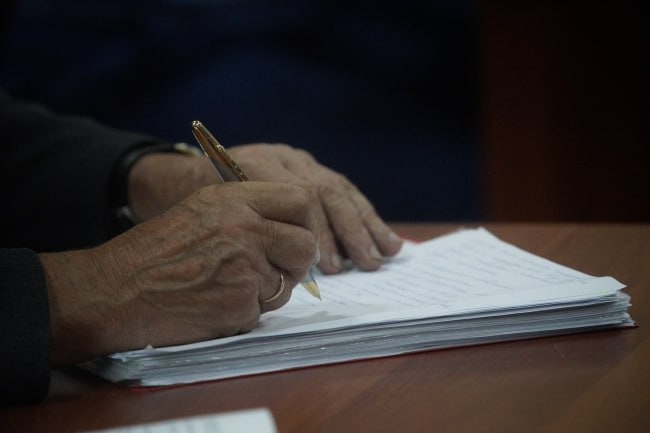 В Якутии представили нового прокурора республики В Якутии состоялось представление нового прокурора республики Им стал Сергей Дябкин ранее занимавший должность прокурора Республики Тыва Церемония представления прошла 14 ноября с участием заместителя Генерального прокурора России Сергея Зайцева На мероприятии присутствовали руководители региональных органов власти судебных и правоохранительных структур Заместитель Генерального прокурора охарактеризовал Сергея Дябкина как принципиального и требовательного руководителя с большим опытом работы в органах прокуратуры Сергей Дябкин работает в прокуратуре с 2002 года начав карьеру с должности помощника прокурора района Новый прокурор Якутии в своей речи пообещал приложить все усилия для обеспечения законности и правопорядка а также для защиты прав жителей республики Фото Булатов Алексей