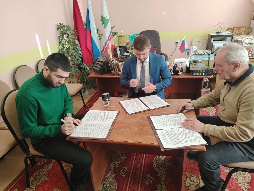 В Приамурье приступили к работе первые Земские тренеры В рамках госпрограммы до конца года они получат от государства 2 миллиона рублей По условиям контрактов наставники должны отработать в регионе не менее 5 лет В рамках программы Земский тренер инициированной Президентом в Приамурье подписали трехсторонний договор с победителями конкурсного отбора Приятно что Приамурье один из пилотных регионов в стране где началась работа программы Земский тренер Заявки от муниципалитетов где есть потребность в таких кадрах собрали достаточно быстро всего их набралось 12 В этом году в рамках программы трудоустроили тренеров по трем из них в Новокиевском Увале Циолковском и Прогрессе сказал министр по физической культуре и спорту Амурской области Дмитрий Кутека Также в минспорт поступили заявки от желающих тренировать будущих футболистов и легкоатлетов в Завитинске хоккеистов футболистов и боксёров в Зее Были претенденты и на должность тренера по футболу в спортшколу в Прогрессе тренеров по хоккею с мячом и настольному теннису в Магдагачинском округе и тренеров по горнолыжному спорту лыжным гонкам и плаванию в Тынде У меня был перерыв в тренерской работе примерно два года В этот период работал дальнобойщиком но душа ныла по прежней работе поэтому решил вернуться в профессию Я думаю что самое главное в моей работе забрать детей с улицы и увлечь их спортом Тренер ведь не только учит детей спортивным приемам и навыкам но и воспитывает в них ценные и полезные в жизни качества рассказал Земский тренер Виктор Гришков Первые трудовые соглашения в Приамурье уже подписаны Остальные 9 заявок отработают в следующем году Подписывайтесь на новости Амурской области в МАХ