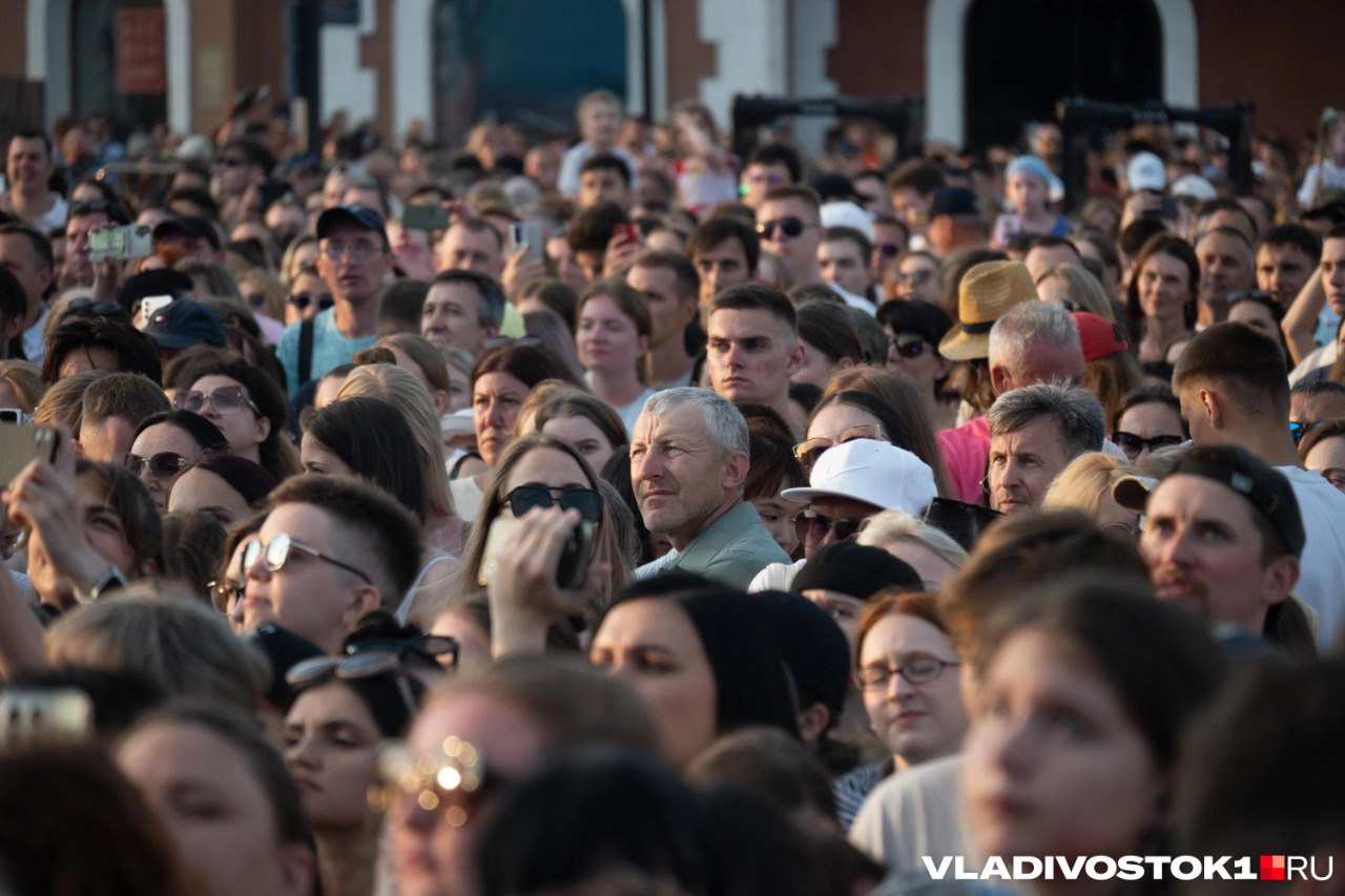 Численность постоянного населения Приморского края на начало 2025 года составила 1 799 700 человек С 2020 года регион покинули 78 000 человек указано в данных Приморскстата Большая часть а именно 1 413 300 человек проживают в городах Остальные 386 400 приморцев находятся в селах поселках и деревнях Ежегодная убыль населения началась с 1992 года тогда в крае было 2 314 500 человек что на 514 800 больше чем сейчас Подписаться