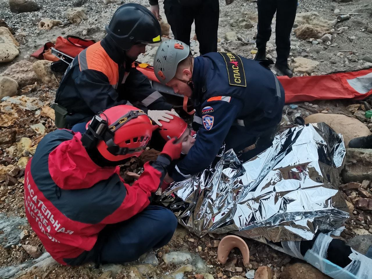 Турист из Торжка сломал ногу и пробил голову при падении со скалы в Севастополе  Инцидент произошёл на диком пляже в районе скал Орест и Пилад, сообщили в Спасательной службе города.  Спасатели оперативно добрались до пострадавшего, оказали ему первую помощь и доставили на катере в безопасное место, а после передали бригаде скорой помощи.  Легендарный 24 Севастополь