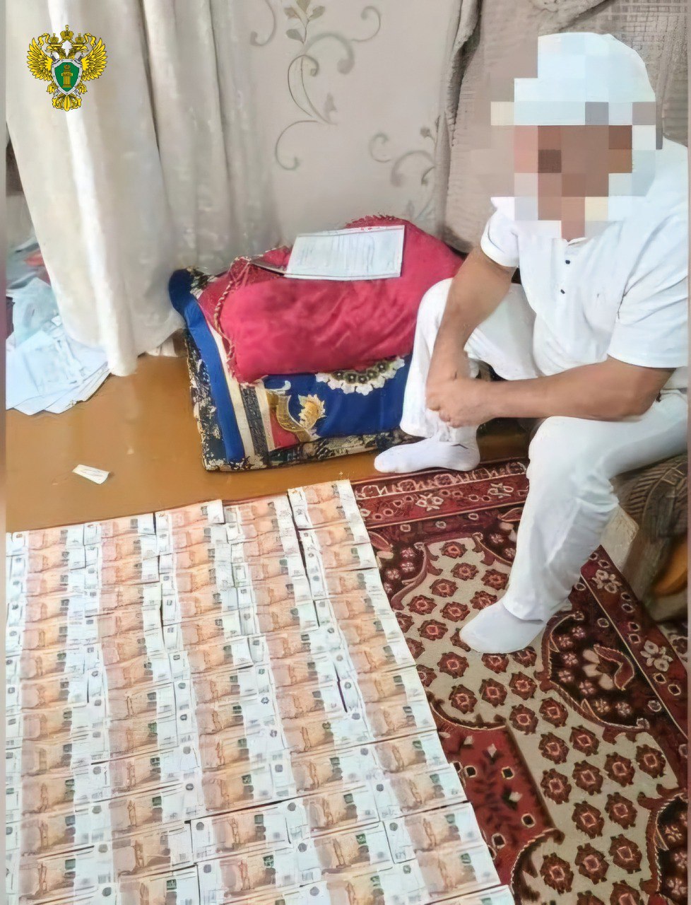 Прокуратура региона направила в суд первые в крае уголовные дела в отношении руководителя и участников преступного сообщества организовавших незаконную миграцию  Прокуратура Ставропольского края утвердила 2 обвинительных заключения по уголовным делам в отношении руководителя и 11 участников преступного сообщества В зависимости от роли и степени участия они обвиняются по чч 1 2 ст 210 УК РФ руководство преступным сообществом и участие в нем ч 1 ст 322 1 УК РФ организация незаконной миграции п а ч 2 ст 322 1 УК РФ организация незаконного пребывания в Российской Федерации иностранных граждан совершенная организованной группой ч 3 ст 272 УК РФ неправомерный доступ к охраняемой законом компьютерной информации совершенный из корыстной заинтересованности лицом с использованием своего служебного положения По версии следствия в период с апреля 2022 года по июнь 2024 года обвиняемые действуя в составе преступного сообщества организовали незаконное пребывание 659 иностранных граждан на территории России Фигуранты содействовали иностранцам в получении различных документов в том числе о знании русского языка об отсутствии заболеваний препятствующих нахождению на территории страны а также способствовали их трудоустройству и поиску ими жилья Кроме того один из обвиняемых являясь работником МБУ Многофункциональный центр предоставления государственных и муниципальных услуг города Пятигорска и исполняя свою роль участника преступного сообщества из корыстной заинтересованности обеспечивал неправомерный доступ приезжих к охраняемой законом компьютерной информации для ускоренного получения ими идентификационных номеров налогоплательщиков необходимых для дальнейшего оформления патентов и осуществления трудовой деятельности  Уголовные дела направлены в Пятигорский городской суд Ставропольского края для рассмотрения по существу   Сайт Тelegram ВК Обратиться в прокуратуру