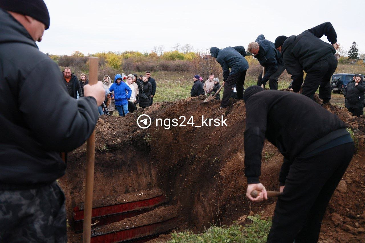 Погибших детей похоронили на кладбище в Красной Сопке. Всю организацию взяли на себя местные власти, а жители собрали деньги.