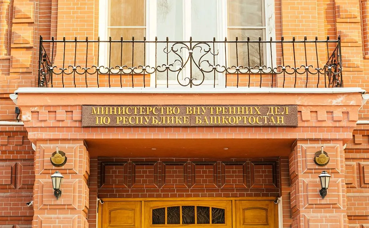 Переводчица на узбекский не смогла взыскать с МВД Башкирии 10 млн Переводчица на узбекский язык Лейла Багирова не смогла взыскать 10 5 млн руб с МВД по Башкирии Кассационная инстанция Арбитражного суда Уральского округа оставила в силе решение апелляции которая обязала региональную полицию выплатить Багировой 1 млн руб вместо 11 5 млн которые она требовала Спор между предпринимательницей и МВД республики продолжается с 2022 года Полиция заказала Лейле Багировой перевод материалов уголовного дела с русского на узбекский язык так как фигуранты заявили что не понимают русского Контракт заключили по цене 400 руб за один печатный лист или 1800 знаков Материалы оказались обширными и переводчица по результатам работы потребовала 14 млн руб но получила лишь 2 5 млн У заказчика и исполнительницы разошлись методики подсчета Багирова посчитала весь текст 63 млн знаков а в МВД опустили повторы и заплатили только за уникальные куски получилось 11 млн знаков РБК Уфа в Telegram РБК Уфа в MAX