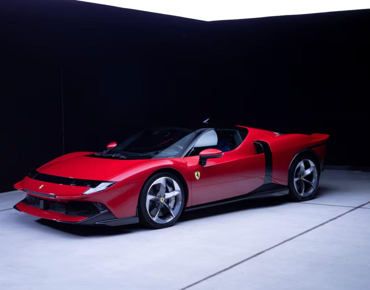 Ferrari представила гибридный 849 Testarossa по мотивам модели Testarossa 1980 х годов Его 4 литровый восьмицилиндровый турбодвигатель мощностью 830 лошадиных сил расположенный в средней части задней части работает в паре с тремя электродвигателями что в сумме даёт 1050 л с Максимальная скорость более 330 километров в час Начальная цена 460 тыс за купе и 500 тыс за версию Spider