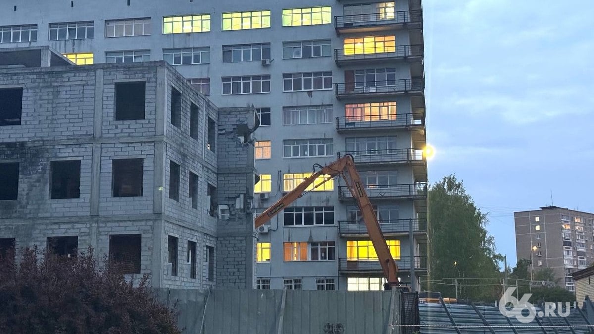 Начали сносить недострой главной городской больницы Строительство здания неотложной хирургии «отложили» еще в 2009 году. Свердловское правительство надеялось закончить проект за счет потенциального инвестора, но московская компания «Интера Хелскеа» передумала вкладывать деньги. В итоге корпус решили снести, а вместо него — построить новое здание больницы. В ГКБ №40 рассказали .RU, что демонтаж закончат до конца июня. Новости из Екатеринбурга