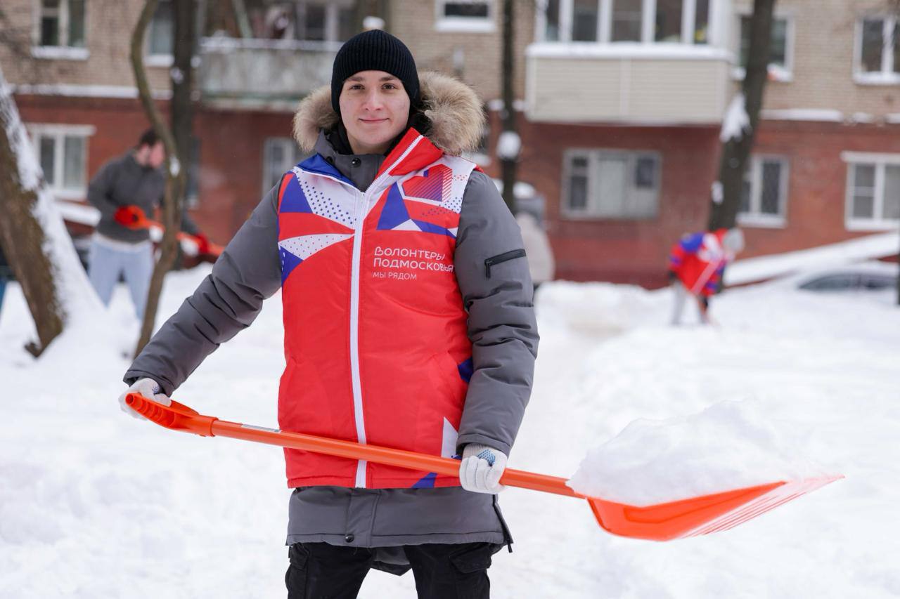 Подмосковье накрыл снегопад По прогнозам такая погода задержится с нами на несколько дней Пока мы любуемся белоснежными пейзажами на улицах полным ходом идёт серьезная и слаженная работа коммунальные службы работают в усиленном режиме а вместе с ними трудятся и волонтёры Они расчищают дороги тротуары подходы к автобусным остановкам и подъезды к домам чтобы всем было удобно и безопасно передвигаться По возможности откажитесь сегодня от личного транспорта и воспользуйтесь общественным Одевайтесь теплее будьте осторожны на улицах и давайте будем внимательны и заботливы по отношению друг к другу И помните сегодня каждый может стать волонтером и помочь преодолеть стихию Достаточно почистить снег в своем дворе Добрые и полезные дела это легко и приятно
