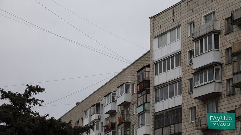 В Саратовской области до конца года планируют расселить «десятки» многоквартирных домов В Саратовской области продолжается программа переселения из ветхого и аварийного жилья. Об этом сообщил сегодня, 11 августа, губернатор Роман Бусаргин. Вместе с тем он отметил, что это происходит на фоне «сложностей, связанных с бюджетом». В текущем году в программу войдут Саратов, Энгельс и Ершовский район. До конца года планируется расселить десятки многоквартирных домов их точное число не указано . Речь о 250 квартирах. «Также принято решение по реализации новых этапов программы в 2026 и 2027 годах. За этот период планируется расселить более 50 тысяч квадратных метров жилья», — заявил Бусаргин. Заходите на наш сайт, это очень помогает редакции: