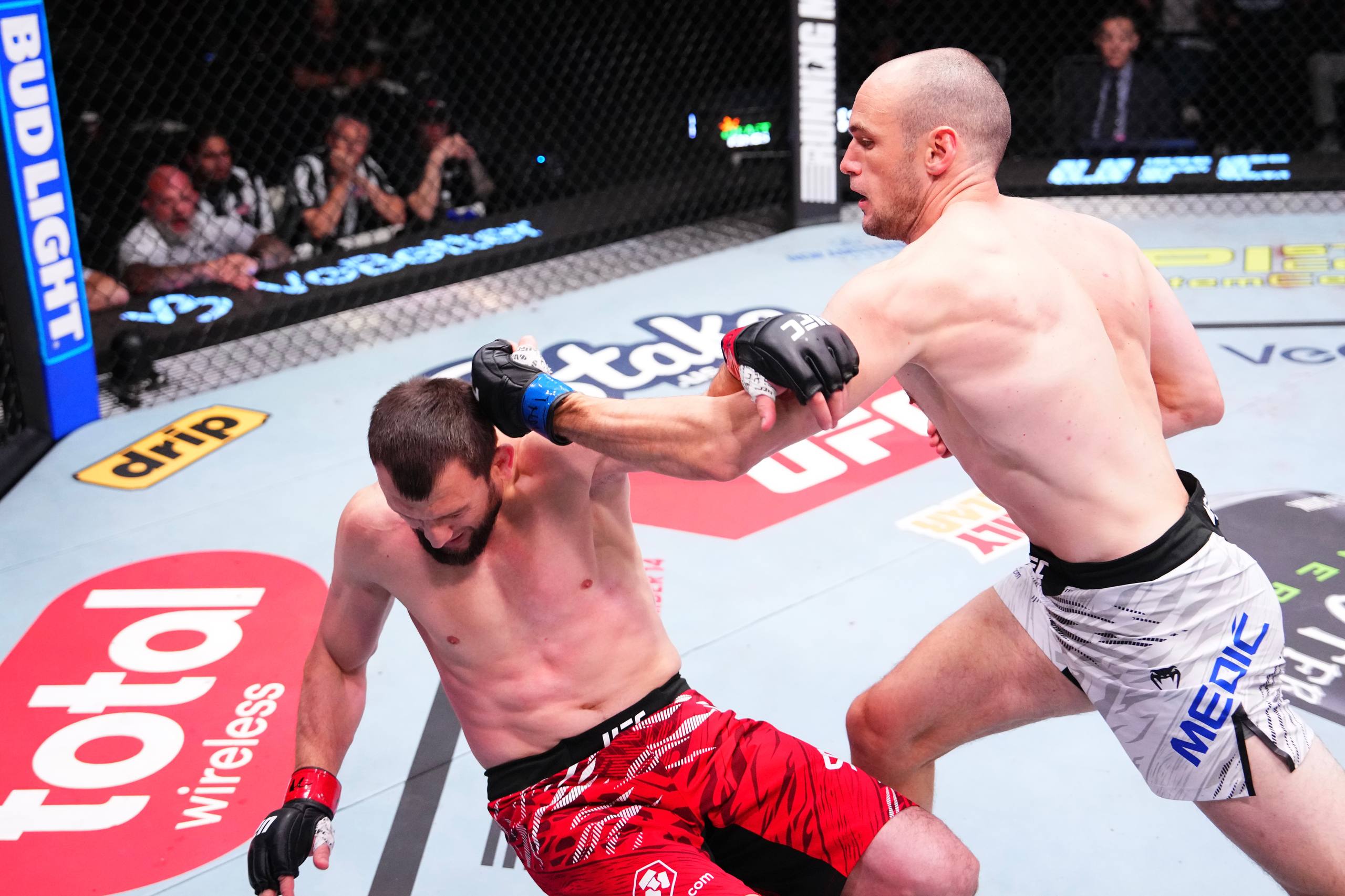 Муслим Салихов проиграл нокаутом прервав победную серию в UFC Муслим Салихов не смог развить свою победную серию в Абсолютном бойцовском чемпионате В Лас Вегасе дагестанский боец полусреднего веса потерпел поражение от Уороша Медича Поединок оказался коротким американец сербского происхождения нокаутировал Салихова еще в первом раунде Таким образом серия из трех побед дагестанского миксфайтера в UFC прервана Общий баланс его профессиональной карьеры составляет 22 победы и 6 поражений