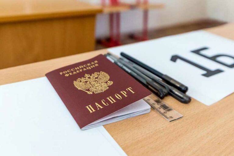 ЕГЭ по татарскому языку сдали 32 выпускника  В этом учебном году 32 одиннадцатиклассника успешно сдали единый республиканский экзамен по татарскому языку и литературе. Из них только один выбрал экзамен по татарской литературе.  Наибольшее количество участников было в Казани, также экзамен сдавали в Чистополе, Бугульме, Нижнекамске, Актаныше, Атнинском, Кайбицком, Муслюмовском районах и Высокой Горе.  Марат Ахметов, глава Комиссии при Раисе Татарстана по вопросам сохранения родных языков, отметил положительную динамику среди девятиклассников: в этом году экзамен по татарскому языку сдали 5800 школьников, что на 2000 больше, чем в прошлом.  Ахметов также подчеркнул важность первого выпускника с государственным экзаменом по татарскому языку, отметив, что год назад экзамен сдавали только восемь одиннадцатиклассников. В этом году планировалось 34 участника, но до финала дошли 32.   Подписаться   Сообщить новость