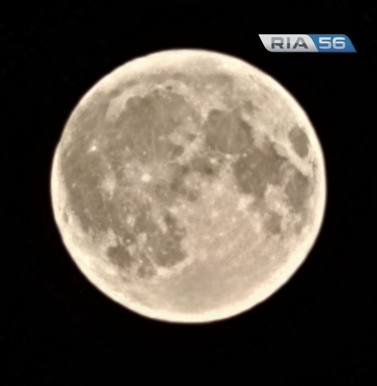 РИА56 Холодная Луна 4 декабря оренбуржцы увидят последнее суперлуние года Уже завтра Луна будет казаться больше на 14 и ярче на 30 В это время спутник Земли окажется на 50 тысяч километров ближе к нашей планете Лучше всего суперлуние будет видно на небе в 04 15 по местному времени Название Холодная Луна пришло от североамериканских индейцев Они связывали это полнолуние с началом суровых холодов