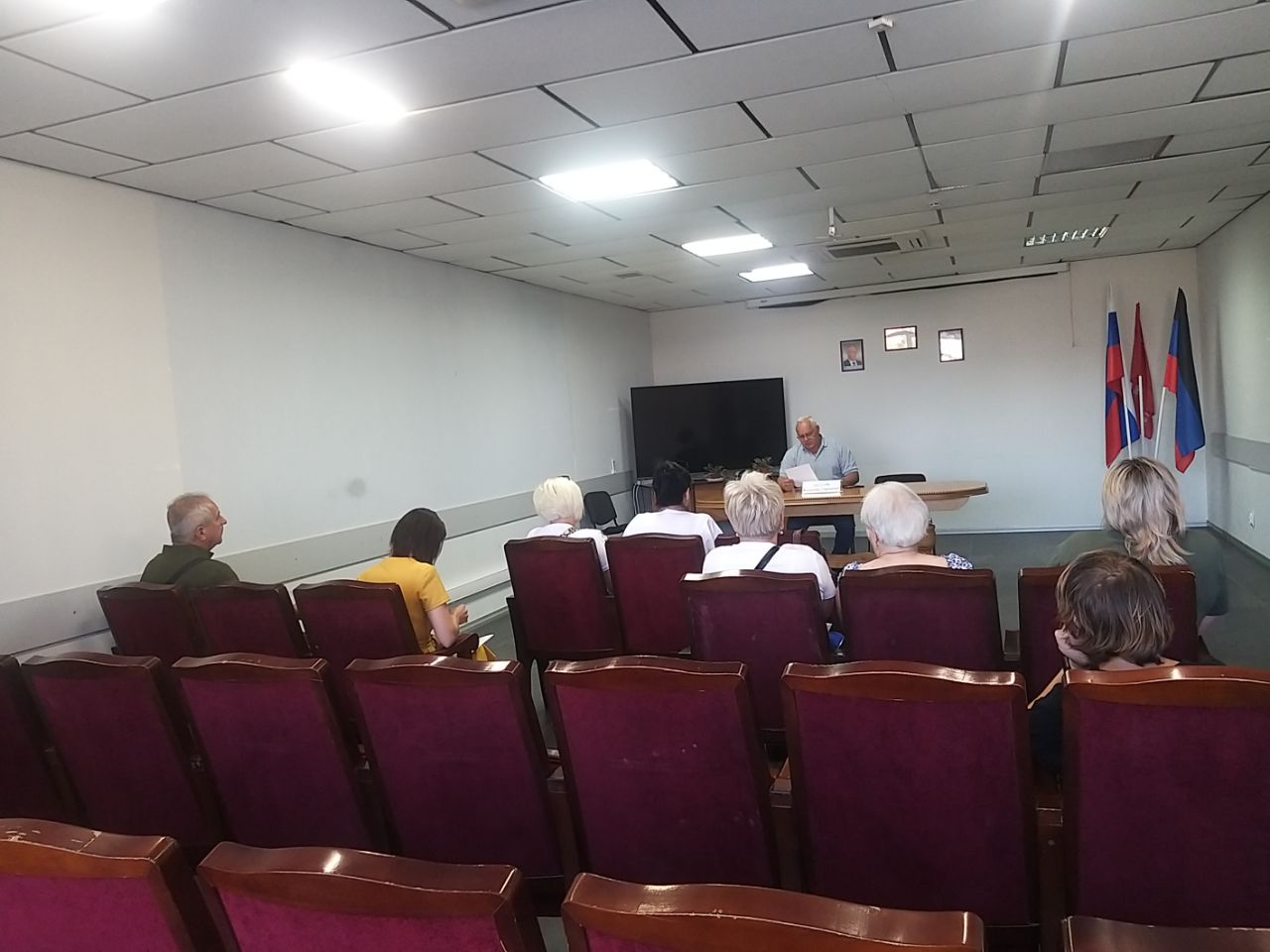 Сегодня состоялась встреча руководителя Управы Ильичевского внутригородского района города Мариуполь Скударь Владимира Георгиевича с жителями.  Руководитель Управы Ильичевского внутригородского района напомнил жителям о своевременной оплате за оказанные услуги теплоснабжения и необходимости оперативного погашения задолженности.  Несвоевременное погашение задолженности потребителей за услуги теплоснабжения может привести  к оттоку персонала, срыву подготовки тепловых установок сетей и необеспечению бесперебойного теплоснабжения  в отопительном периоде 2025-2026гг.  На встрече Владимир Георгиевич ответил на вопросы жителей относительно проведения ремонтно-восстановительных работ по пр. Металлургов, д. 217, ул. Карпинского, д. 76.  Обсудили вопросы, касающиеся поверки и установки тепломеров в многоквартирных домах, а так же замены электрических счётчиков в частном секторе.   #Ильичевский_район_встречи_с_жителями