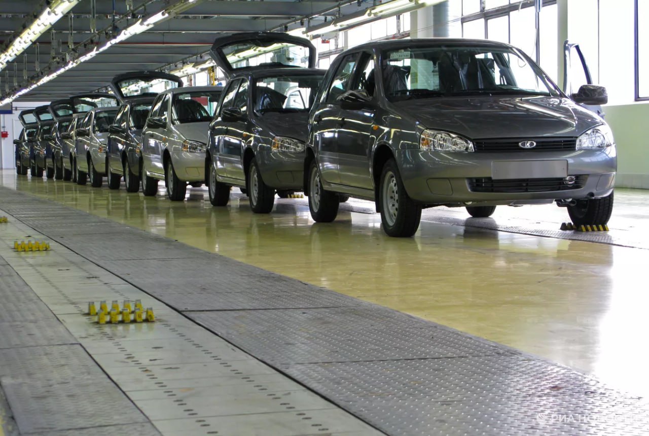 Россия за год нарастила экспорт легковых автомобилей в Казахстан в 15 раз, отгрузив их на $33,4 млн в январе-апреле. Таким образом, доля страны в импорте авто в Казахстан выросла с менее 1% до 4%. А лидерами в поставках традиционно были Китай 48% и Япония 27% .