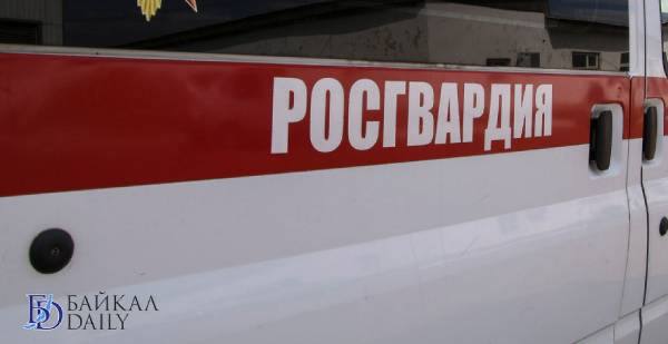 В Бурятии подростки ударили прохожего камнем по голове и ограбили Преступление произошло в селе Баргузин. - Ночью наряд Росгвардии получил сообщение о том, что неизвестные ограбили прохожего на улице и скрылись в неизвестном состоянии. Незамедлительно выехав на место преступления, сотрудники вневедомственной охраны на одной из улиц по горячим следам обнаружили и задержали подозреваемых. Они пытались скрыться, когда увидели приближающийся патрульный автомобиль, - рассказали в пресс-службе Росгвардии по Бурятии. Задержанных несовершеннолетних доставили в полицию, где у них обнаружили похищенный телефон. Установлено, что юноши сперва употребляли алкоголь в кафе. Вечером вышли на улицу, увидели одинокого прохожего и решили напасть на него. Они последовали за мужчиной и в безлюдном месте, возле моста, ударили камнем по голове. Затем похитили дорогой смартфон и банковскую карту и скрылись с места происшествия. Потерпевшего в бессознательном состоянии вскоре обнаружил автомобилист. Он доставил мужчину в больницу. Следственные действия по делу сейчас проводит следователь СК. Baikaldaily