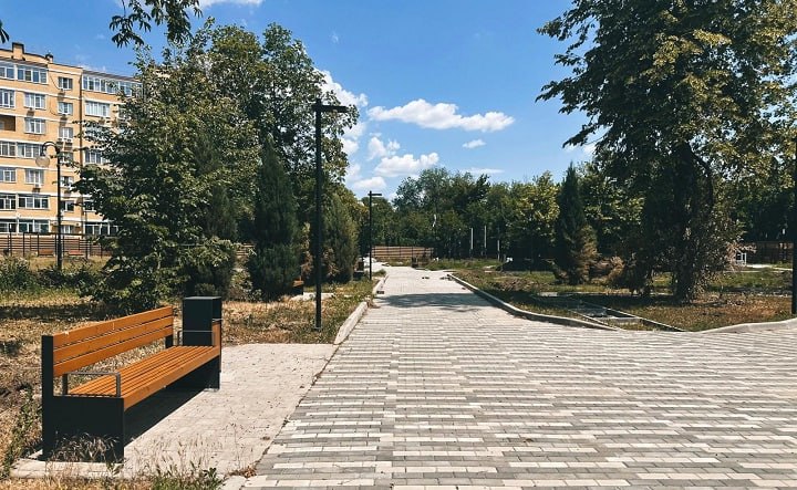 Работы в парке «Казачок» в Новочеркасске пообещали завершить к октябрю 2025 года Детский парк «Казачок» на улице Московской в Новочеркасске технически готов на 88%, а полное завершение всех работ запланировано на октябрь 2025 года, сообщили в министерстве ЖКХ Ростовской области. Министр ЖКХ Ростовской области Антонина Пшеничная, побывав в новочеркасском парке заявила, что «"Казачок" — один из знаковых проектов для региона. Уже сейчас видно, как преображается территория: появляются современные игровые зоны, восстанавливается исторический облик, создаётся комфортное пространство для семейного отдыха. Мы держим реализацию проекта на особом контроле», — цитирует министр пресс-служба ведомства. Как отмечается в сообщении министерства, в парке уже выполнены основные работы: уложено более 5тысяч квадратных метров тротуарной плитки, установлены 142 малые архитектурные формы, смонтировано 105 опор освещения. Подробнее здесь. #новости #Новочеркасск