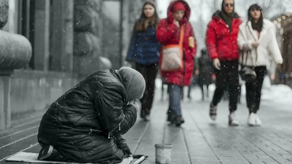 В Караганде суд вынес приговор по жуткому делу. Четверо человек годами заставляли мужчину без рук и ног просить милостыню. Его возили на остановку каждый день, деньги - до 40 тысяч в день — шли "хозяину". Позже у мужчины и его спутницы родился ребёнок. Младенца отобрали, а родителей шантажировали: "Не будете работать — не увидите дочь". Даже сидя в СИЗО, "хозяин" продолжал руководить схемой через сообщников. Главному дали 17 лет, остальным — по 12. Родителям вернули ребенка и хоть какие-то деньги — 8 миллионов тенге компенсации.
