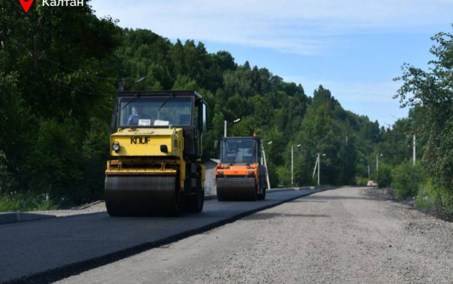 За 2025 год в Кузбассе отремонтировали 257 километров дорог Чтобы сделать проезжую часть комфортной и безопасной работы велись во всех муниципалитетах Обновили дорожное полотно знаки светофоры ограждения мосты и путепроводы В Калтане провели капремонт и благоустройство улицы Проселочной в районе Малышев Лог Проведенные работы позволили открыть южный въезд в город В Тайге в общей сложности обновили 2 2 км дорог Среди них участки улиц Никитина Щетинкина Октябрьской проспекта Кирова В Кемерове отремонтировали участки дорог на улице Терешковой Инициативной и путепровод по улице Марата На завершающем этапе обновление Кузбасского моста Движение там уже запущено остались работы в подмостовой части и монтаж архитектурной подсветки В Белове отремонтировали участок первого автобусного маршрута длиной 3 6 км от улицы Клубной до улицы Бабушкина а также 1 3 км по улице Тухачевского в пгт Новый Городок