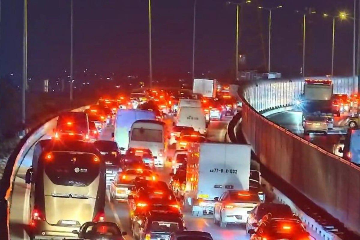В Баку столкнулись три автомобиля в результате образовался затор   oxu az 1275360   Новости Азербайджана Написать нам ruoxuaz Цепнаяавария ДТПвБаку