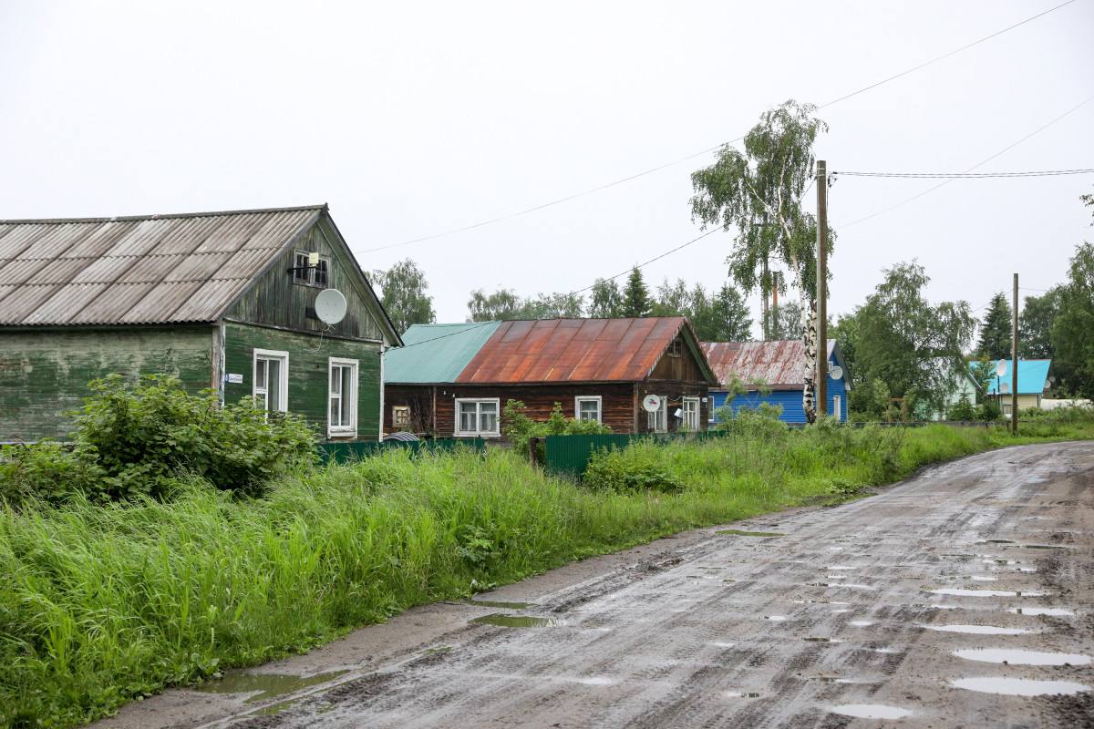 Билайн покрыл территорию села Коткино быстрым 4G  Сотовый оператор Билайн построил новую базовую станцию в Коткино. В населённом пункте живут менее 500 человек.  Небольшое село Коткино расположено на берегу реки Сула. Буквально в пешей доступности от центра находится местный аэропорт, обеспечивающий воздушные перевозки внутри региона. Построенная базовая LTE-станция работает в частотном диапазоне 1800 МГц. Такая конфигурация идеально подходит для сельской местности: сигнал успешно распространяется, минуя препятствия в виде стен и прочих перекрытий, при этом обеспечивает большие скорости загрузки.  Благодаря установке дополнительного оборудования местные жители могут скачивать большие файлы, смотреть фильмы онлайн в высоком качестве, общаться с близкими по видеосвязи без помех и зависаний, моментально загружать фото в соцсети и пользоваться цифровыми сервисами в удобном режиме.  — Мы считаем принципиально важным обеспечивать связью небольшие населённые пункты, такие как Коткино. Для местных жителей это не просто комфорт — это возможность быть на связи с близкими, пользоваться онлайн-сервисами, дистанционно учиться, получать государственные и медицинские услуги, работать и развиваться, не покидая родное село. Надёжный и быстрый интернет открывает доступ ко всем благам цифровой среды и снижает изолированность, которая раньше ощущалась особенно остро в таких отдалённых уголках. Установка новой базовой станции — это вклад в устойчивое развитие территории и в качество жизни людей, которые здесь живут и работают, — отметил директор Архангельского отделения Билайна Иван Котов.  Фото: Екатерина Эстер/НАО24