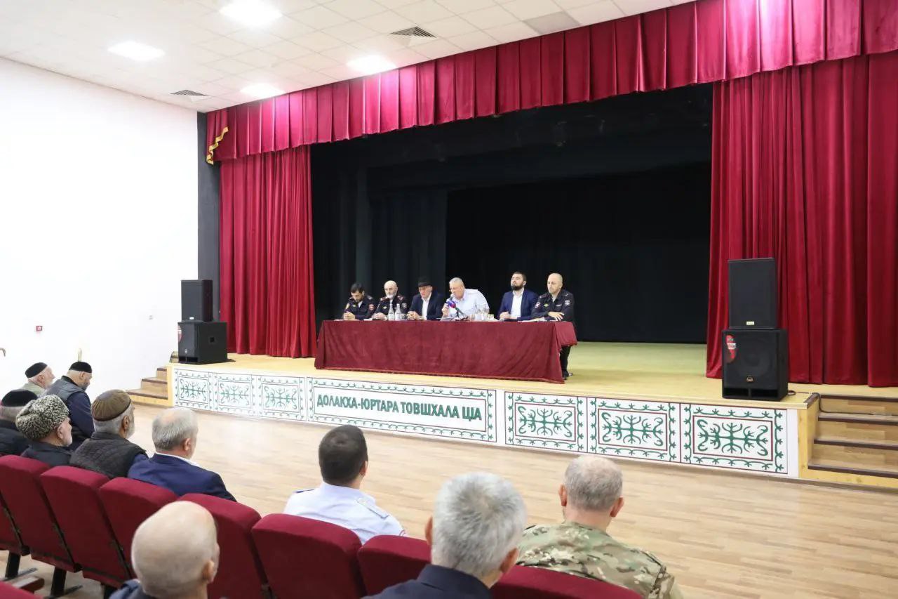 В Назрановском районе Ингушетии прошла встреча общественников с полицейскими Представители администрации Назрановского района и гражданские активисты сельского поселения Долаково провели совместное с сотрудниками министерства внутренних дел России по Ингушетии заседание Как информировали газету Ингушетия организаторы мероприятия участники встречи затронули важные для населения вопросы касающиеся деятельности правоохранительного ведомства меры направленные на снижение аварийности на дорогах борьбу с наркотической зависимостью и насилием предупреждение киберпреступлений экстремистских проявлений террористических угроз и детского травматизма а также процедуру поступления на службу в органы правопорядка Муса Гадиев член Общественного совета при Главном управлении МВД России по Северо Кавказскому федеральному округу и председатель Общественного совета при МВД по Республике Ингушетия отметил Подобные мероприятия важны тем что у общественности появляется шанс напрямую обратиться с интересующими вопросами к представителям власти выразить свои предложения и получить исчерпывающие ответы Силовики предоставили присутствующим информационные материалы о распространенных схемах кибермошенничества возможности получения вознаграждения за добровольную сдачу незаконно хранящегося оружия боеприпасов взрывчатых веществ а также об условиях и порядке поступления на службу в полицию По окончании встречи ее участники подчеркнули необходимость тесного сотрудничества между общественными организациями и органами внутренних дел поскольку поддержка со стороны населения является ключевым фактором для успешного выполнения задач стоящих перед сотрудниками полиции в интересах общества ПОДПИСАТЬСЯ ПРЕДЛОЖИТЬ НОВОСТЬ