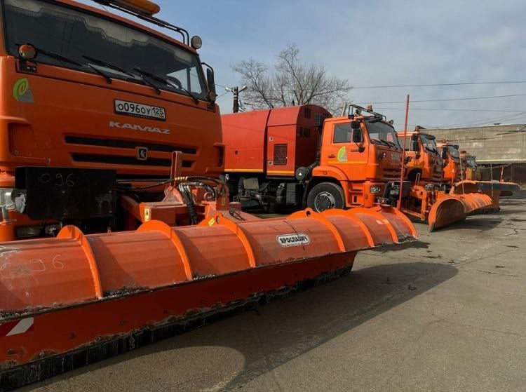 Во Владивостоке муниципальное предприятие «Содержание городских территорий» уже готовится к весенне-летнему сезону. Пока зимние холода отступают, специалисты сосредоточены на подготовке и ремонте спецтехники, необходимой для наведения порядка и обновления городской инфраструктуры. С приходом теплой погоды в краевом центре стартует традиционная масштабная уборка после зимы. Первым этапом станет очистка дорог и тротуаров от песка. Затем специалисты приступят к помывке остановок, подземных пешеходных переходов и других объектов. Важным направлением работы станет ремонт дорог и обновление дорожной разметки. Городская администрация формирует список адресов, где ремонтные работы начнутся в первую очередь. Традиционно дорожный сезон стартует с локального устранения ям и неровностей, образовавшихся на дорогах за зимний период. Параллельно проведут ремонт проездов.