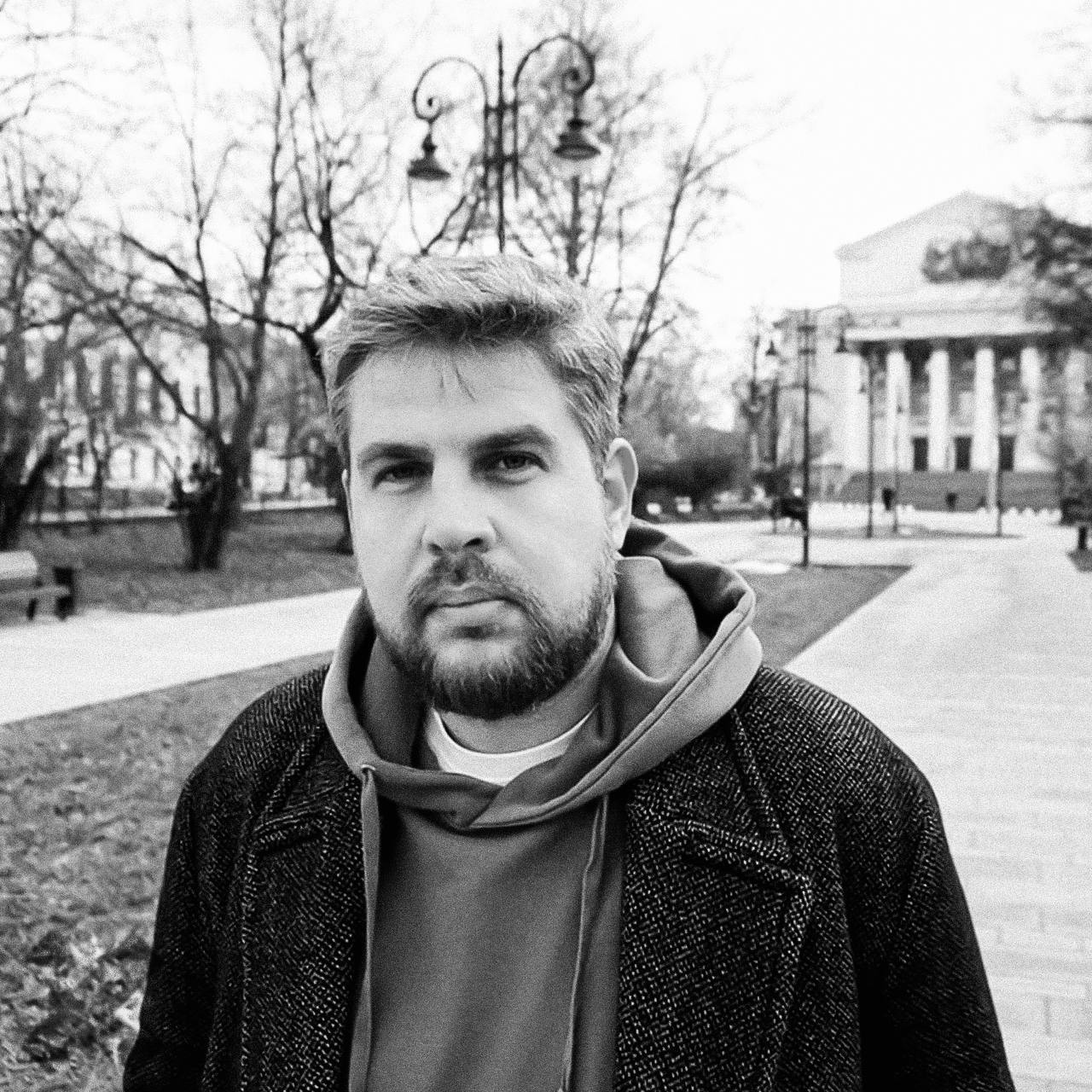 Актёр сериала Триггер Николай Ткаченко погиб в зоне СВО Актёру было 36 лет По данным СМИ Николай Ткаченко погиб на фронте в декабре 2025 года Он ушёл на СВО добровольцем после её начала и выполнял задачи непосредственно на линии боевого соприкосновения Ткаченко снялся в 18 проектах Среди самых известных Универ СашаТаня Триггер Тест на беременность 4 и Варяги НМШ