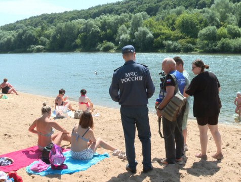 Сотрудники МЧС провели рейд на диких пляжах Калуги   Наступившая жара заставляет людей выбираться поближе к водоёмам. Зачастую для отдыха они выбирают небезопасные места. Сотрудники МЧС провели проверку диких пляжей Калуги.