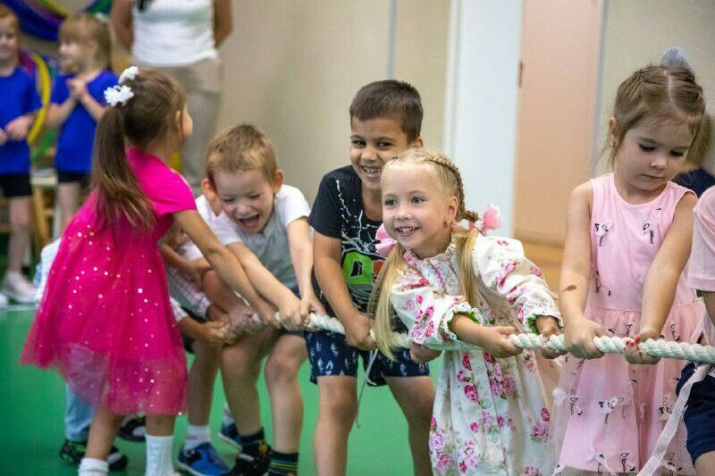 С 16 февраля в Благовещенске начнет работу пилотный проект в детских садах будут работать дежурные группы Он реализуется по поручению президента России Владимира Путина которое он дал в январе во время совещания с членами правительства Первыми в Благовещенске такие группы откроются в двух дошкольных учреждениях детском саду 28 и прогимназии Всего будет работать 12 групп в которых дети смогут находиться до 20 00 Это поможет родителям рабочий день у которых ненормированный Если проект окажется востребованным такие группы появятся во всех детских садах города сообщил мэр Благовещенска Олег Имамеев