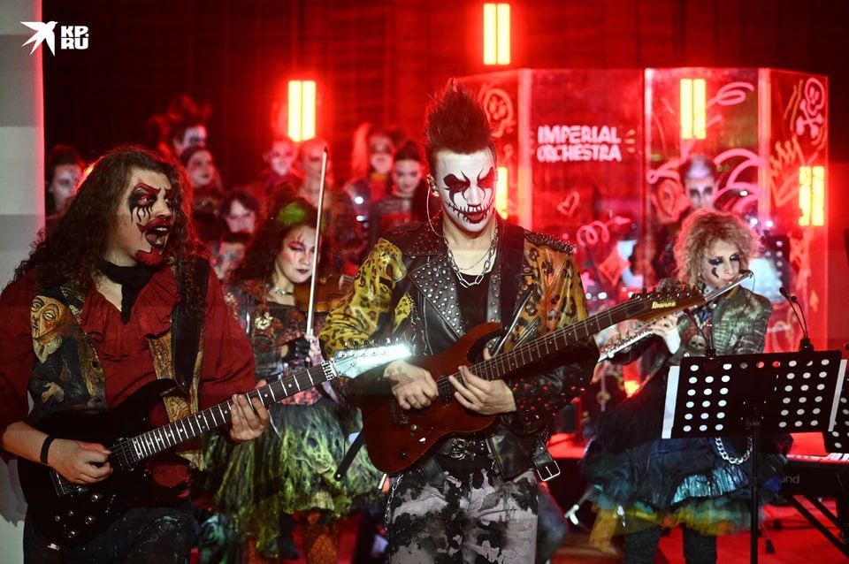 Горшок воскрес а родные не пришли в Питере показали новый фильм о Короле и Шуте В Петербурге состоялась премьера картины где Михаил Горшенев спасает фэнтези мир и похищает Князева из реальности ради финального прощания Создатели уверяют это отдельная история а не продолжение сериала На показ пришли Князев и брат музыканта но мать и вдова Горшка отсутствовали а старые друзья держались на расстоянии Актеры признались панки позволили себе снять финал буквально за дни до премьеры Подробнее рассказываем на нашем сайте Алексей Булатов Читай нас в MAX Читай нас в Telegram