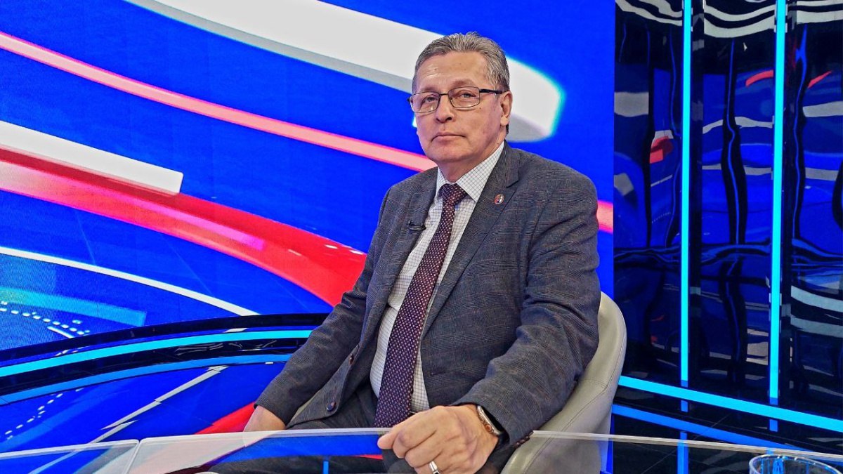 Рифат Сабитов: «Появление домена .РФ явилось большим вкладом в обеспечение технологического и информационного суверенитета России» 12 мая в Общественной палате РФ прошли мероприятия, посвященные 15-летию российского национального домена .РФ: награждение заслуженных работников отрасли благодарностями и грамотами Минцфиры РФ, церемония гашения юбилейной почтовой открытки, круглый стол «Кириллица в интернете. Домен .РФ — символ значимости русского языка в современном мире» и подписание Меморандума о развитии поддержки средств интернет-адресации на государственном языке Российской Федерации. Открывая торжественное мероприятие, директор Координационного центра доменов .RU/.РФ Андрей Воробьев подчеркнул, что Россия была первой среди тех, кто подал заявку на домен, записанный символами национального алфавита: «За первые несколько месяцев в нем было зарегистрировано «ядерное количество» имен, которое позволило ему занять ведущее место среди всех доменов, записанных символами национальных алфавитов и сохранить свое лидерство на протяжении 15 лет. Сегодня домен .РФ с 762 тысячами регистраций является абсолютным лидером среди всех мировых IDN-доменов». В своем выступлении заместитель председателя Общественного совета Минцифры РФ, председатель комиссии по развитию информационного сообщества, СМИ и массовых коммуникаций Общественной палаты, заместитель генерального директора — руководитель регионального департамента ВГТРК Рифат Сабитов подчеркнул: «Появление домена .РФ явилось большим вкладом в обеспечение технологического и информационного суверенитета России, а также в развитие гражданского общества Российской Федерации». Завершились мероприятия подписанием Меморандума о развитии поддержки средств интернет-адресации на государственном языке Российской Федерации. Этот Меморандум подтверждает намерения ключевых участников интернет-отрасли по поддержке и развитию кириллических доменов, включая домен .РФ, и других средств адресации на русском языке — государственном языке Российской Федерации. : ГТРК Самара