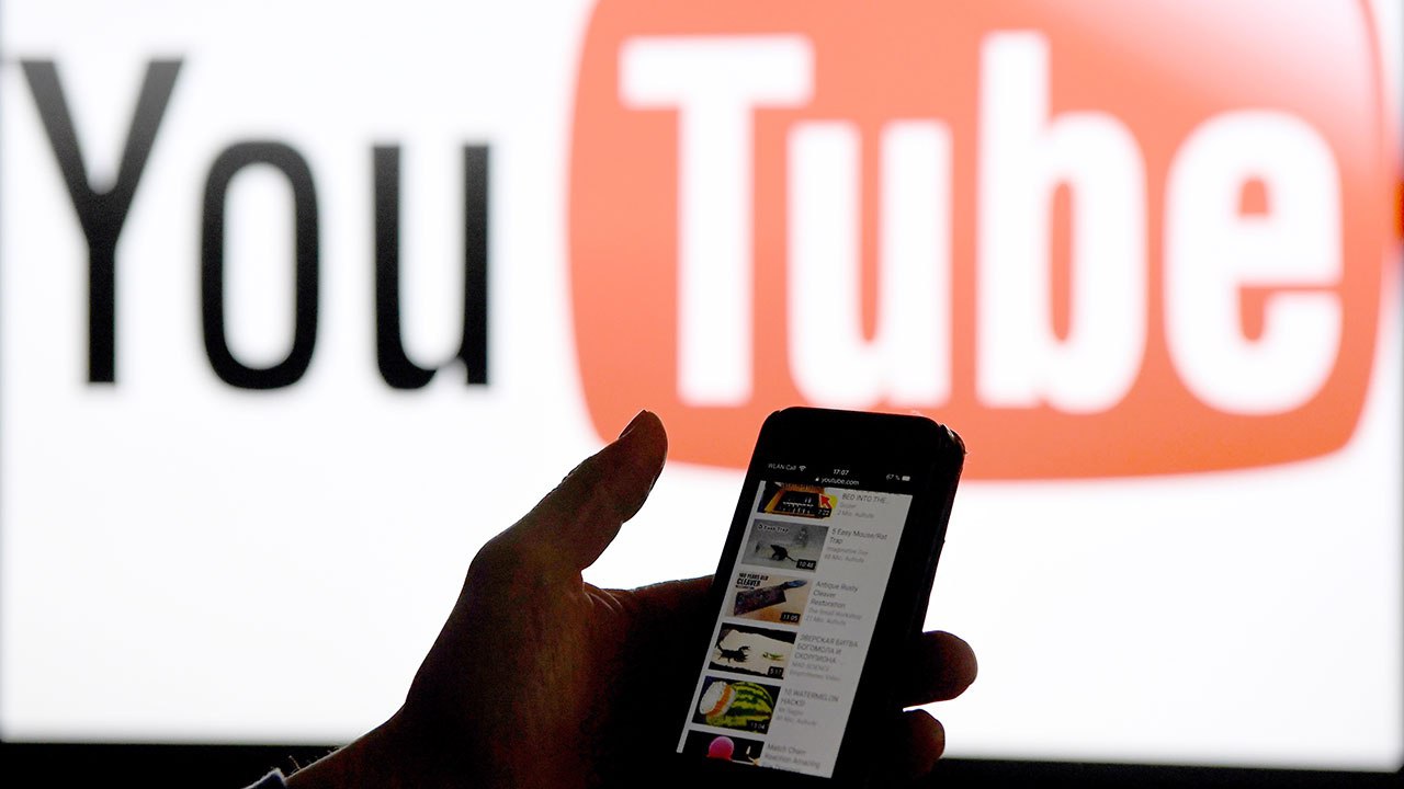 YouTube испытывает проблемы по всему миру из-за блокировщиков рекламы  Пользователи активно сообщают о трудностях с загрузкой видео: ролики не воспроизводятся или зависают. Основными виновниками считаются расширения блокировки рекламы, такие как AdBlock и SponsorBlock — с их использованием YouTube перестаёт функционировать, и даже VPN не решает ситуацию.   КИБЕРФРОНТ.