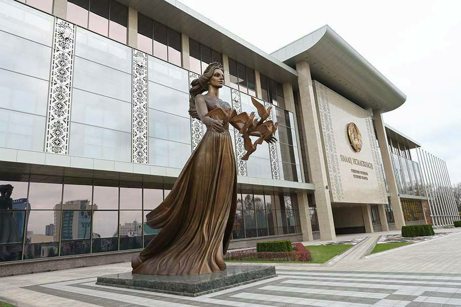 Президент Беларуси Александр Лукашенко поздравил сотрудников и ветеранов Государственного комитета по имуществу с 35 летием со дня его создания и Днем работников землеустроительной и картографо геодезической службы Земля наше национальное богатство От эффективности его использования во многом зависят устойчивое развитие страны и рост уровня жизни людей Глава государства отметил что за три с половиной десятилетия Госкомимуществом проделана огромная работа по становлению и укреплению системы управления госсобственностью реализации единой политики в области геодезической картографической и оценочной деятельности имущественных и земельных отношений Убежден что и в дальнейшем большой и дружный коллектив всех организаций системы Госкомимущества будет обеспечивать соблюдение экономических интересов страны создавая условия для рационального использования ее активов Пусть ваше трудолюбие и разумная инициатива помогают в принятии взвешенных решений во благо Беларуси и ее народа