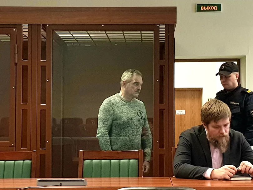 Земли в Ленобласти и иномарки: что изъяли по делу экс-замглавы УФСИН Петербурга  Петроградский районный суд Петербурга поддержал иск Генеральной прокуратуры России и обратил в доход РФ имущество осужденного бывшего заместителя начальника управления ФСИН по Санкт-Петербургу и Ленобласти Сергея Мойсеенко, членов его семьи и друзей. Глава объединенной пресс-службы городских судов Дарья Лебедева в Telegram-канале уточнила, что вошло в этот перечень.  В доход Российской Федерации обратили восемь земельных участков в Ленобласти, Toyota Land Cruiser 2010 года выпуска, два дома и баню в 47-м регионе, доли нежилого здания и участка в Калининградской области. Также суд изъял два участка земли, жилой дом и апартаменты в Испании, автомобиль Jaguar XTYPE с испанскими номерами. Почти 17 млн рублей взыскано как эквивалент стоимости нескольких транспортных средств.  Фото: Объединенная пресс-служба судов Санкт-Петербурга