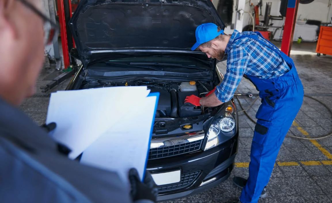 Россияне массово жалуются на нарушение сроков ремонта авто по ОСАГО За январь сентябрь 2025 года в службу финансового уполномоченного поступило 101 тыс жалоб в отношении страховых организаций это максимальный показатель за три года Главная причина споры по обязательной автогражданке и отказы ремонтировать машины из за нехватки запчастей и задержек поставок Вместо ремонта по ОСАГО компания может выплатить денежную компенсацию Но тогда из суммы вычитается стоимость износа авто которая порой достигает 50 В Госдуме на рассмотрении находится законопроект о реформе выплат по ОСАГО Существующий порядок останется но к нему добавят дополнительные опции Например россиянам позволят самим выбирать станцию ТО для ремонта fatcat18