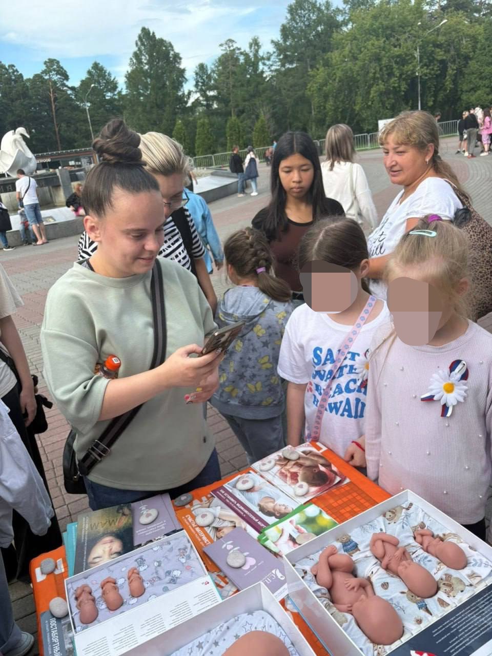 ‍  В Челябинске прошли акции против абортов с раздачей пластиковых эмбрионов   Муляжи вручали женщинам прямо в торговых центрах, на городских праздниках и в вузах, призывая «сохранять беременность». За организацией стоит «Союз православных женщин» — структура, которая через муляжи и разговоры о вере  ?!  объясняет, что выбор — это уже почти грех, а сомнение приравнивается к бездуховности.   Ранее в ставропольских университетах студентам тоже выдавали пластиковых эмбрионов — чтобы, цитируем, «подержали в руках будущего малыша» и, видимо, получили просветление.