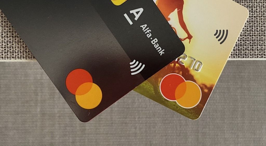 Власти РФ готовят новое ограничение для банковских карт Банки уже возмутились В Госдуме готовится законопроект предписывающий ограничения на срок действия банковских карт Речь идет о втором пакете мер по борьбе с мошенничеством Он содержит норму позволяющую ЦБ устанавливать срок действия банковских карт Сами банки уже высказались против такого закона Банки считают что предоставление такого права ЦБ является прямым вмешательством в гражданско правовые отношения банка с клиентом отзыв Национального совета финансового рынка НСФР Эксперты опрошенные изданием полагают что реальной причиной меры может стать ускорение вывода карт Visa и Mastercard с российского рынка При этом ограничение срока действия может увеличить расходы банков и ускорить переход на альтернативные платежные инструменты iguides