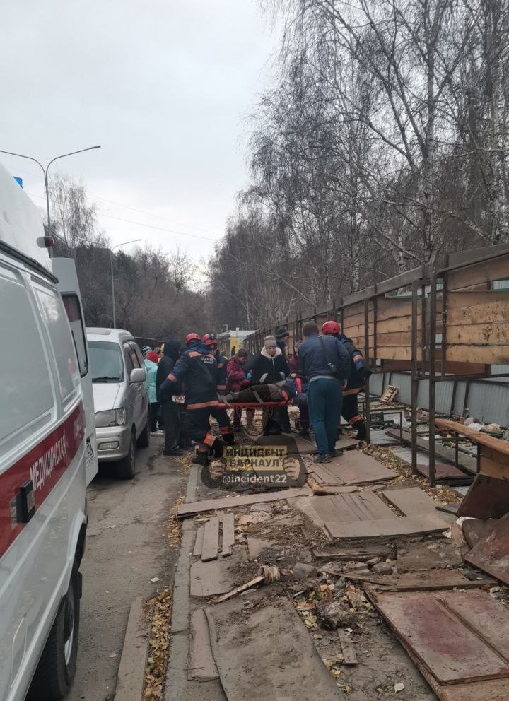 ТОЛК новости Барнаула Алтайского края и Республики Алтай Женщина пострадала на рынке на Панфиловцев из за сильного ветра В результате сильного ветра на рынке на улице Панфиловцев опрокинулись несколько киосков Фото Инцидент Барнаул ТОЛК ТОЛК в Мах