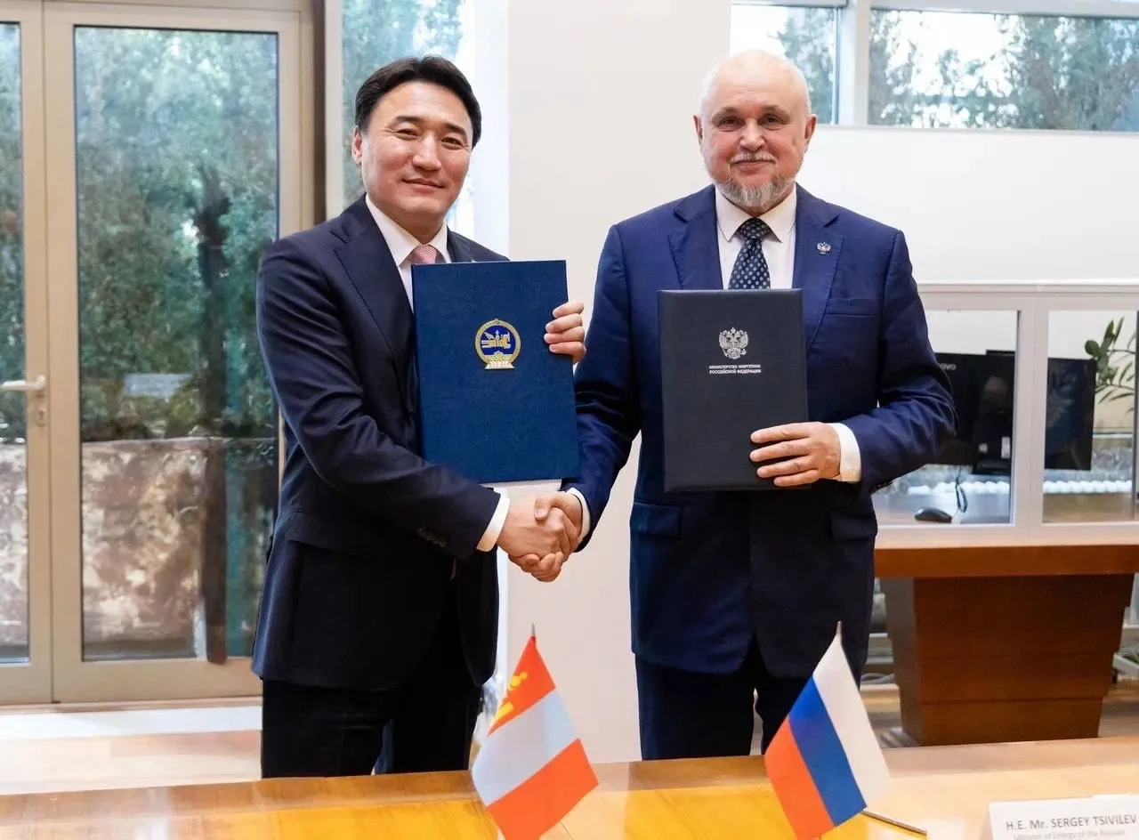 Россия обеспечит Монголию авиатопливом 20 апреля energyland info Министр энергетики РФ Сергей Цивилев и министр промышленности и минеральных ресурсов Монголии Гонгорын Дамдинням подписали протокол о внесении изменений в межправительственное соглашение об обеспечении Монголии авиатопливом Церемония подписания состоялась в Минэнерго РФ в рамках рабочей встречи министров Документ предусматривает обеспечение ритмичных поставок российского авиатоплива в Монголию на взаимовыгодной основе Подписанию протокола предшествовала детальная проработка технических и коммерческих параметров взаимодействия проведенная энергетическими ведомствами двух стран Межправительственное соглашение об обеспечении Монголии авиационным топливом было подписано в 2024 году по итогам переговоров президента РФ Владимира Путина и президента Монголии Ухнаагийна Хурэлсуха Вступление в силу и реализация соглашения ожидается в ближайшее время после проведения необходимых юридических процедур В ходе рабочей встречи министры подтвердили взаимное стремление к укреплению энергетической безопасности двух стран а также предметно обсудили сотрудничество в сфере подготовки кадров для топливно энергетического комплекса Сергей Цивилев отметил что Министерство энергетики Российской Федерации уделяет большое внимание вопросам развития кадрового потенциала в ТЭК В свою очередь глава энергетического ведомства Монголии выразил готовность к дальнейшему диалогу по этому направлению